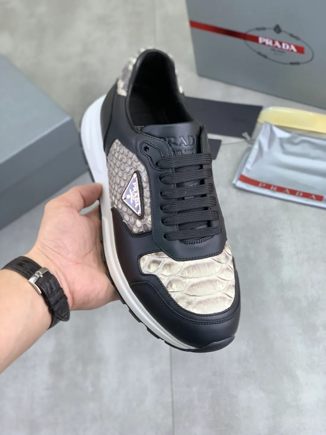Men's men's shoes💰P580💰【New model】Top quality, new popular models on the official website, which will never go out of style for a century,🆘 The trendy brand (Prada) mainly promotes popular models, avant-garde and versatile fashionable men's shoes, privately molded, with cowhide splicing and 1:1 oil edge treatment... fashionable and simple, original imported cowhide with python skin, cowhide leather lining for feet; the atmosphere and personality are more fashionable, eye-catching and pursuing class. It will subvert the old idea and be a must-have for fashionistas who want to spend time with you! Must keep it! High-end comfortable and low-cost, high-end quality workmanship. Size: 38-44 Various colors available. full package